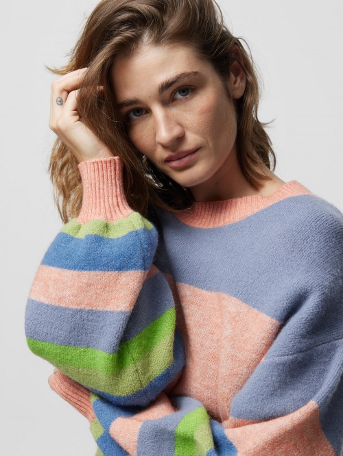 Sweter o kroju boxy damski - kolorowy